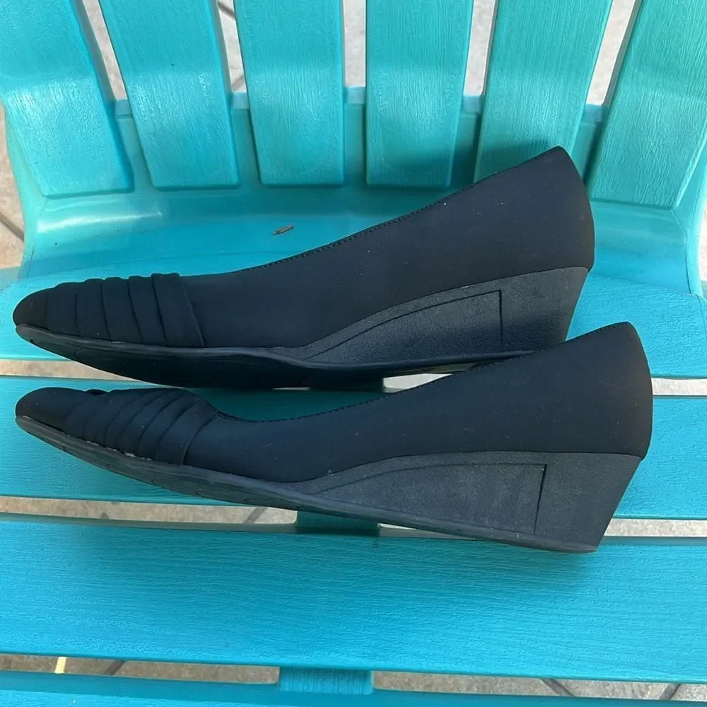 Bandolino Black Wedge Heels - Size 9.5 🌸